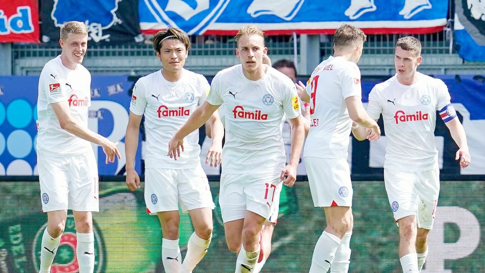 Timo Becker (M) erzielte den Siegtreffer für Holstein Kiel. Foto: Uwe Anspach/dpa