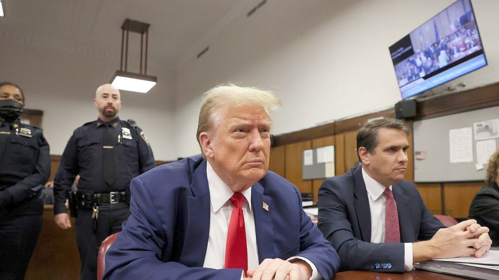 Richter Merchan hat eine Strafe von 1000 Dollar gegen den ehemaligen Präsidenten Donald Trump verhängt. Foto: Brendan McDermid/Pool Reuters/AP/dpa