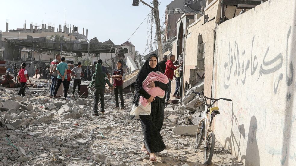 Vor einem erwarteten Militäreinsatz hat Israels Armee mit der Evakuierung der Stadt Rafah begonnen. Ägypten befürchtet viele Binnenflüchtlinge. Foto: Abed Rahim Khatib/dpa