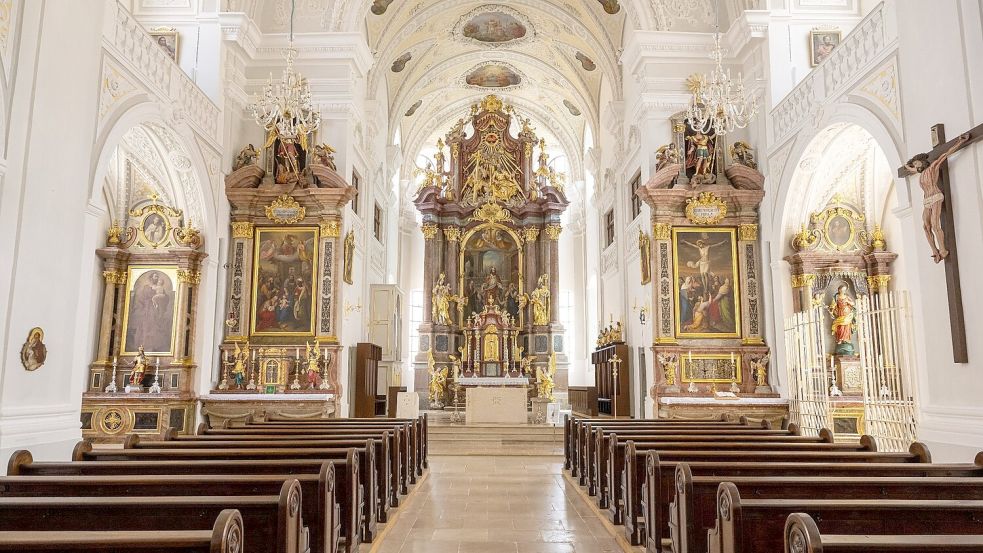 Blick in den Kirchenraum und auf den Altar der Stadtkirche Sankt Oswald. Foto: Peter Kneffel/dpa