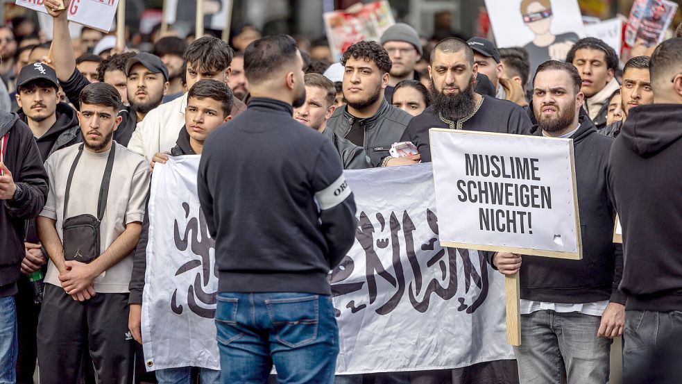 Ende April nahmen rund 1.000 Menschen in Hamburg an einer Islamisten-Demo teil. Foto: dpa/Axel Heimken