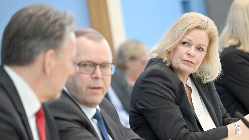 Bundesinnenministerin Nancy Faeser (SPD) und die Länder-Ressortchefs schalten sich heute in einer Videokonferenz zusammen, um nach Angriff in Dresden über besseren Schutz zu beraten. Foto: Britta Pedersen/dpa