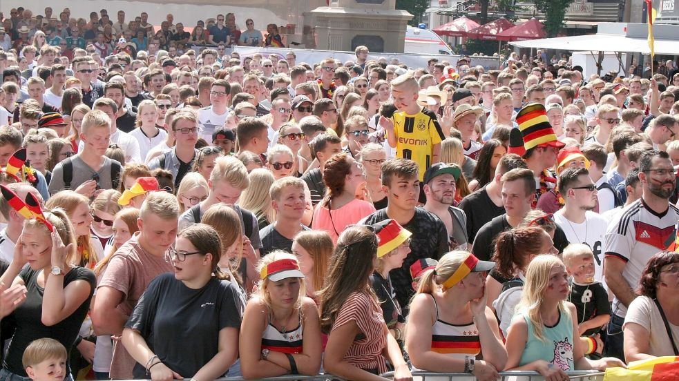 Wenn EM- oder WM-Spiele auf der Leinwand gezeigt werden, drängen immer Menschenmassen auf den Leeraner Denkmalsplatz. Fotos: Archiv