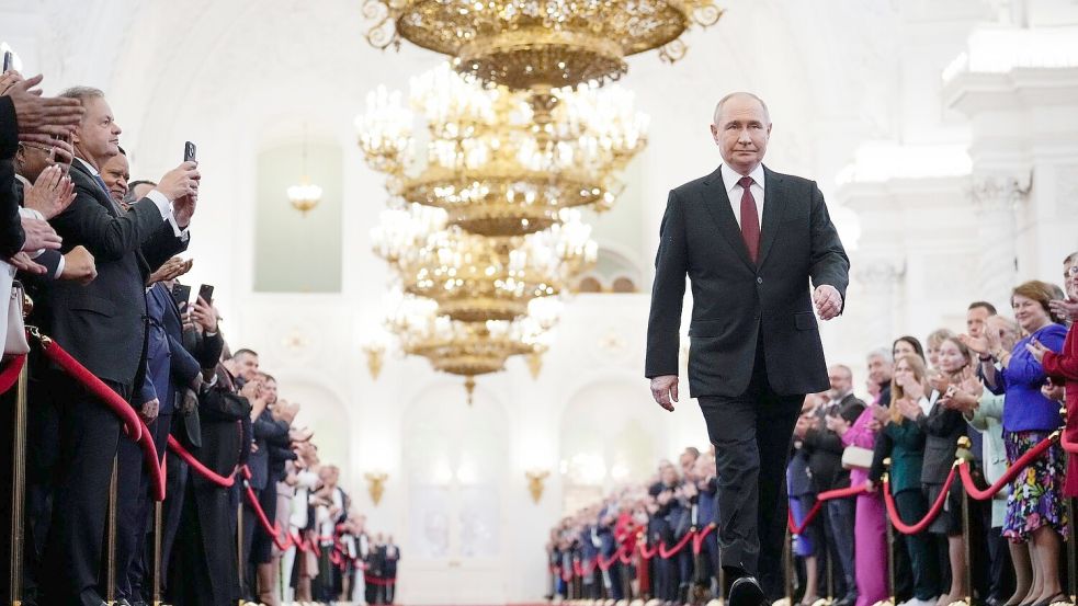 Wladimir Putin geht zur Vereidigung als russischer Präsident während einer Inaugurationszeremonie im Großen Kremlpalast. Foto: Alexander Zemlianichenko/Pool AP/AP