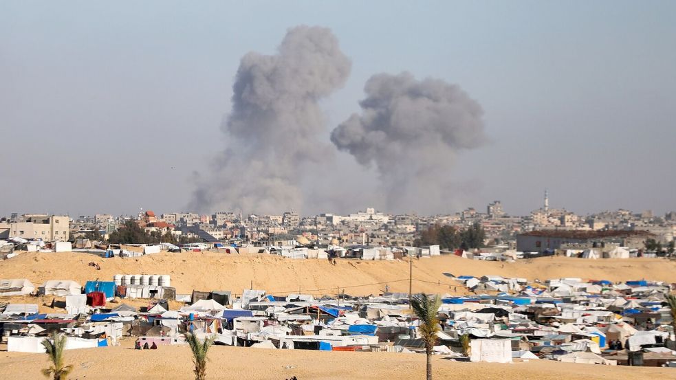 Nach einem israelischen Luftangriff östlich von Rafah im Gazastreifen steigt Rauch auf. Foto: Ismael Abu Dayyah/AP/dpa