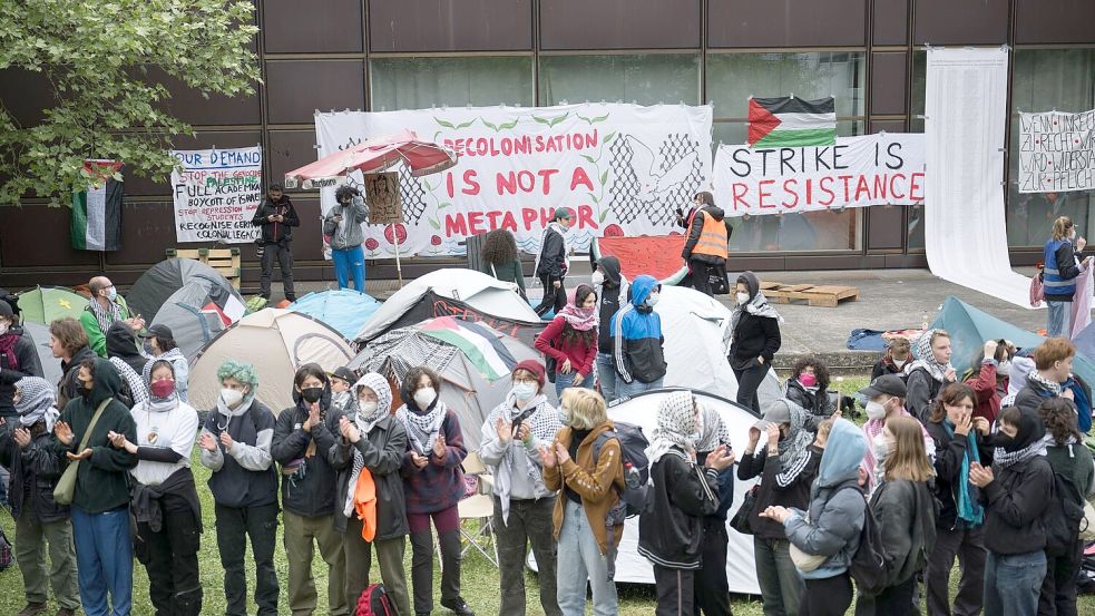 Propalästinensische Aktivisten haben einen Hof der Freien Universität in Berlin besetzt. Foto: Sebastian Christoph Gollnow/dpa