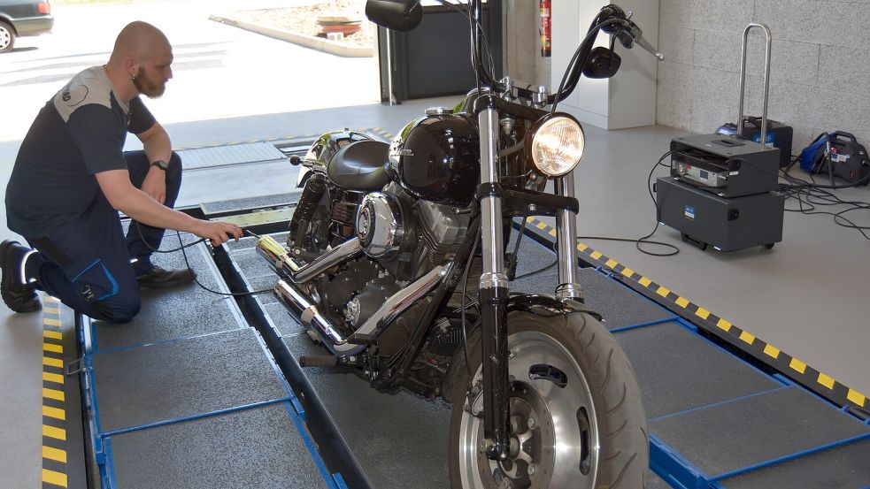 Die Motorradsaison ist angelaufen: Hier führt Felix Bonin an einer Harley Davidson einen Abgastest durch. Foto: Prins
