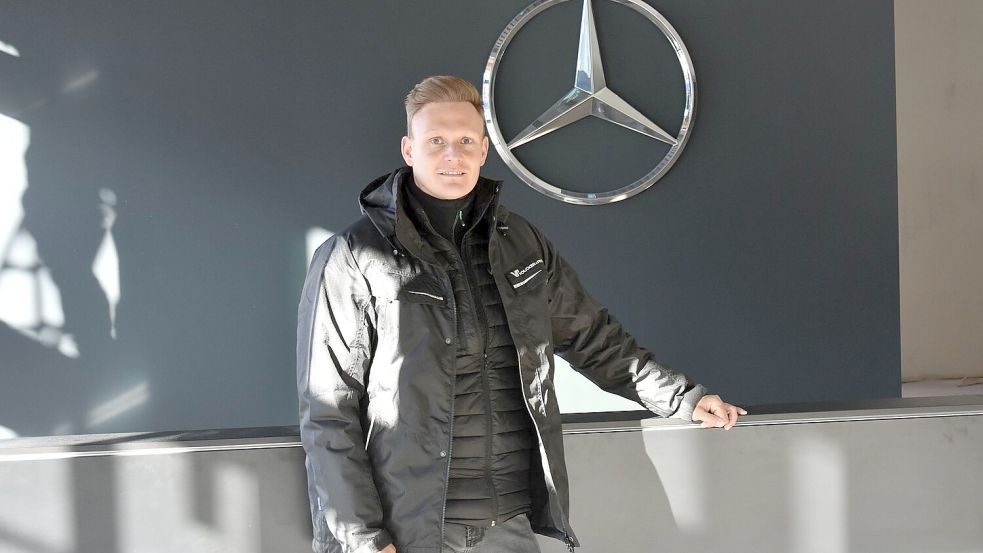 Der Mercedes-Stern ist umgezogen: Geschäftsführer Jan Peters steht im neuen Showroom in Logabirum. Foto: Prins