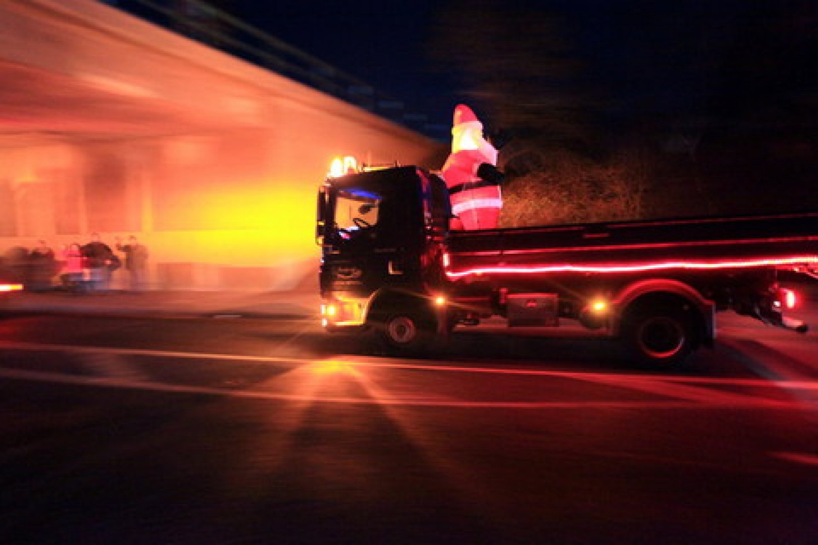 Zweiter Weihnachtskonvoi durch Moormerland - Bild 1