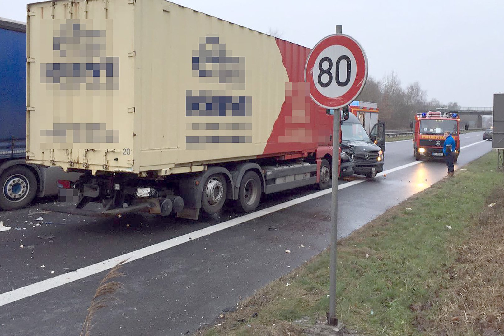 Schwerer Verkehrsunfall in Moormerland - Bild 5