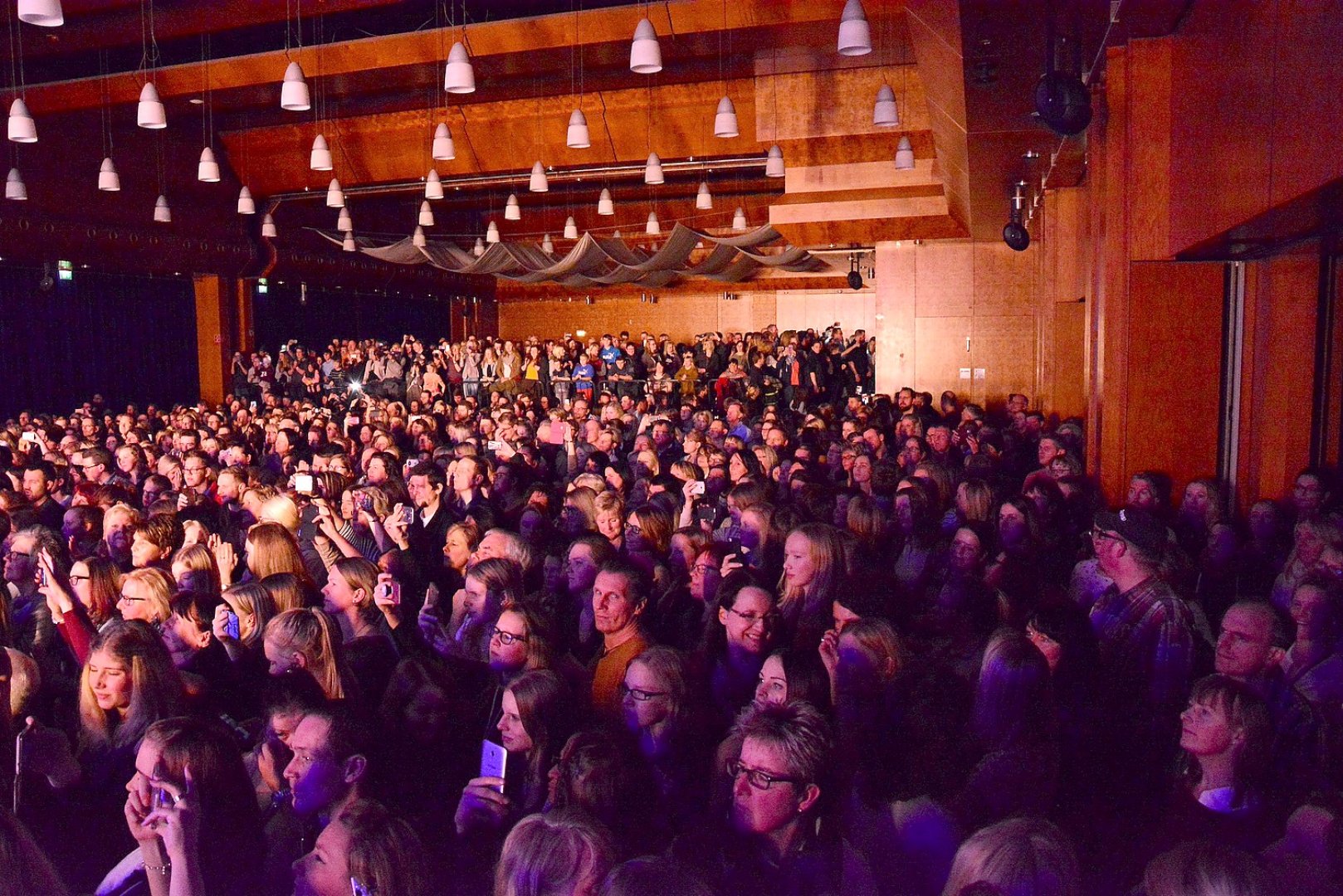 Sänger Max Giesinger begeisterte in Aurich Fans - Bild 1