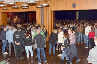 Sänger Max Giesinger begeisterte in Aurich Fans - Bild 2