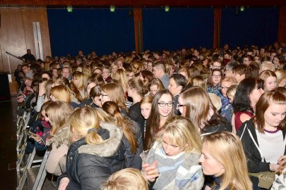 Sänger Max Giesinger begeisterte in Aurich Fans - Bild 3