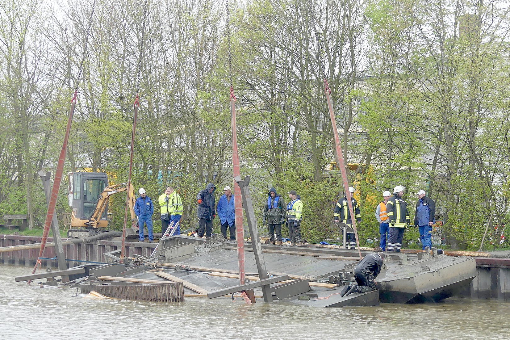 Bagger in Weeneraner Hafen gestürzt - Bild 1