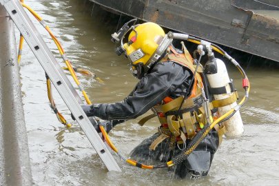 Bagger in Weeneraner Hafen gestürzt - Bild 2