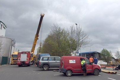 Bagger in Weeneraner Hafen gestürzt - Bild 3