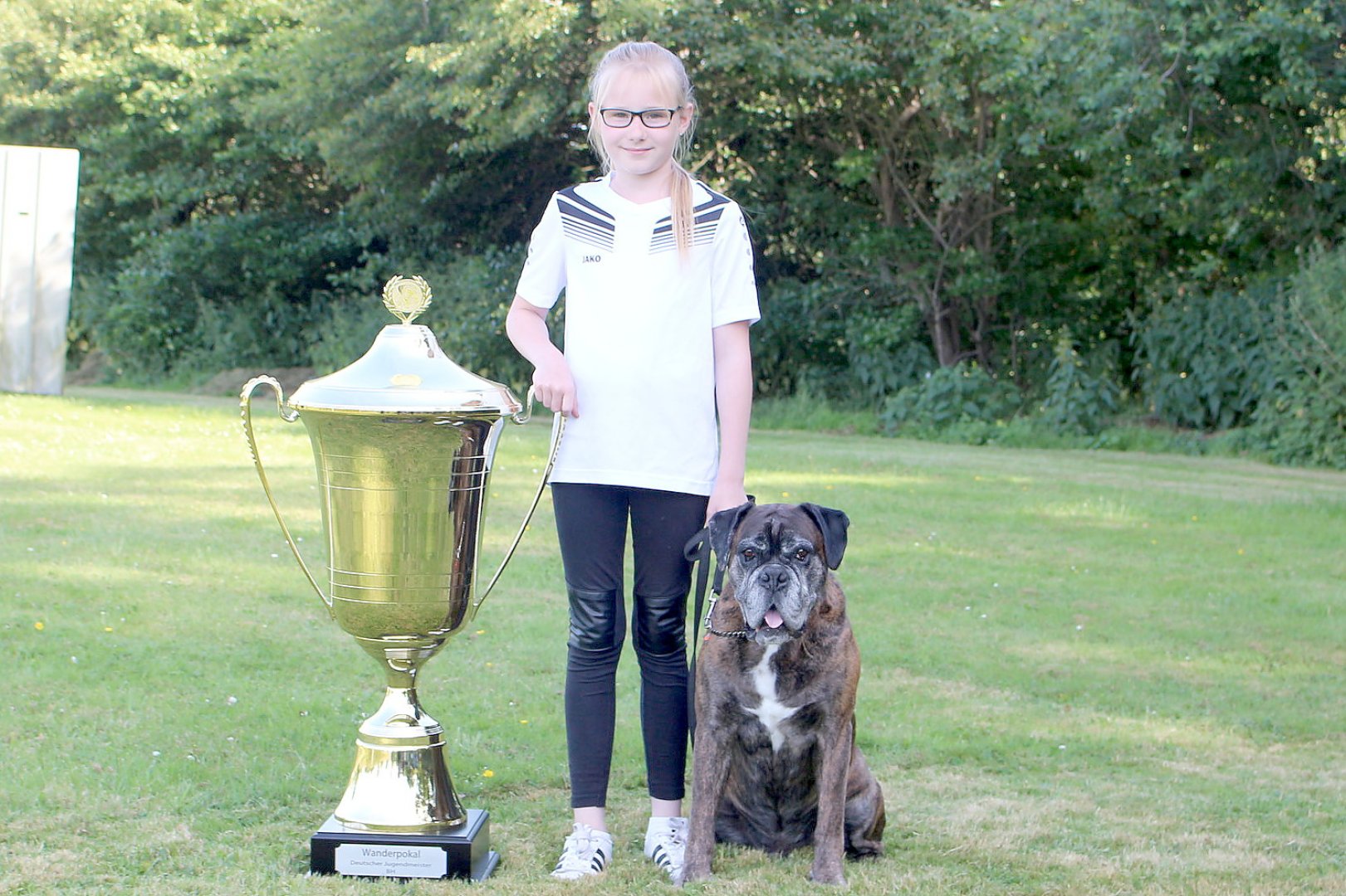 Mia Felsmann steht als Hundeführerin auf dem Platz - Bild 1