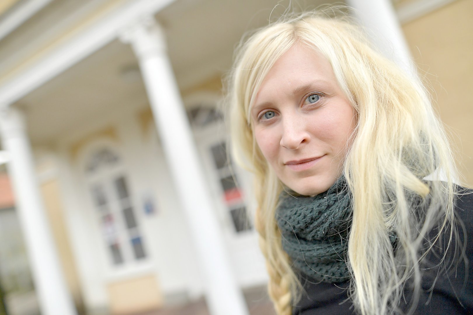 Restauratorin untersucht Kunstpavillon - Bild 1
