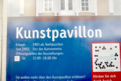 Restauratorin untersucht Kunstpavillon - Bild 2
