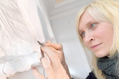 Restauratorin untersucht Kunstpavillon - Bild 3