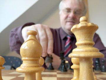 Der Leeraner Uwe Rau spielt seit 44 Jahren Schach - Ostfriesen-Zeitung