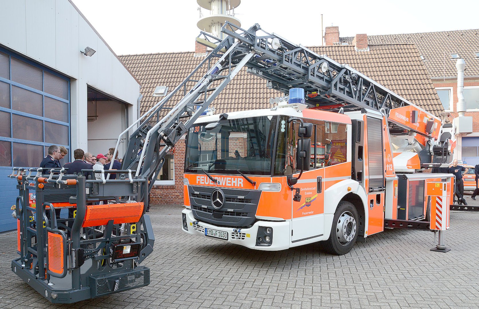 Neue Drehleiter in Emden übergeben - Bild 1