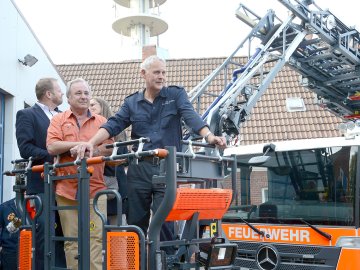 Neue Drehleiter in Emden übergeben - Bild 2