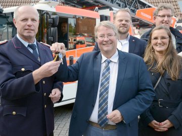Neue Drehleiter in Emden übergeben - Bild 3