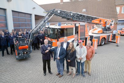 Neue Drehleiter in Emden übergeben - Bild 4