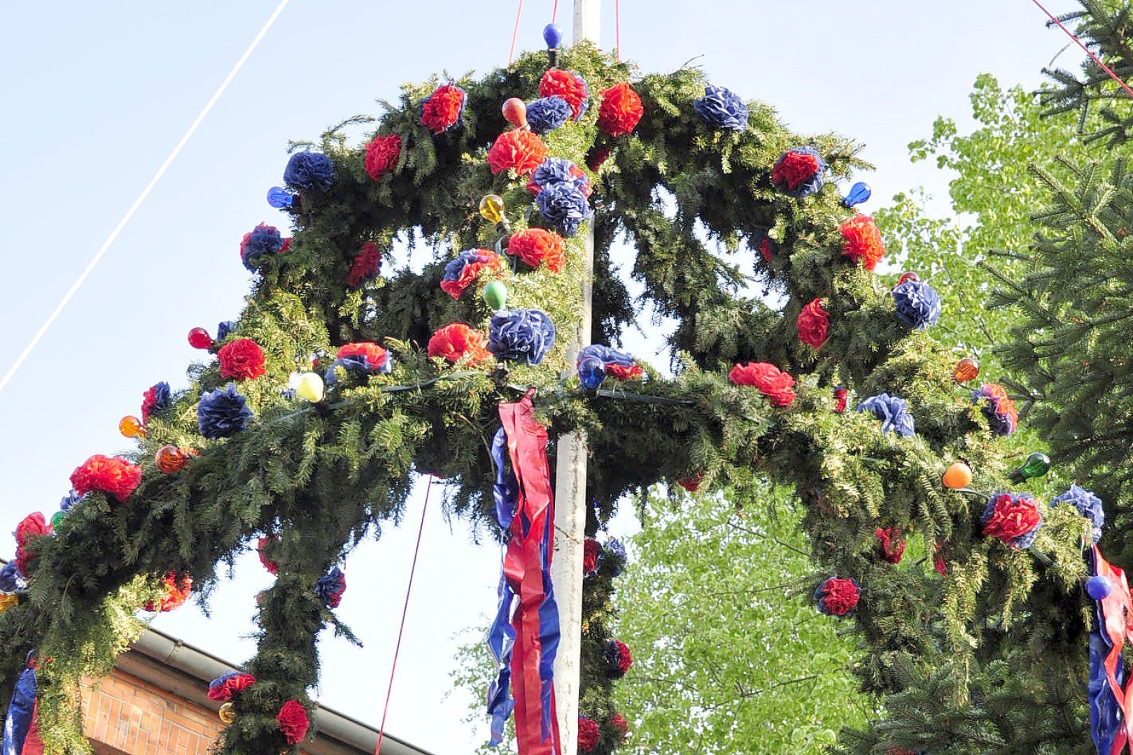 Lustiges Fest um den tückischen Maibaum - Bild 1