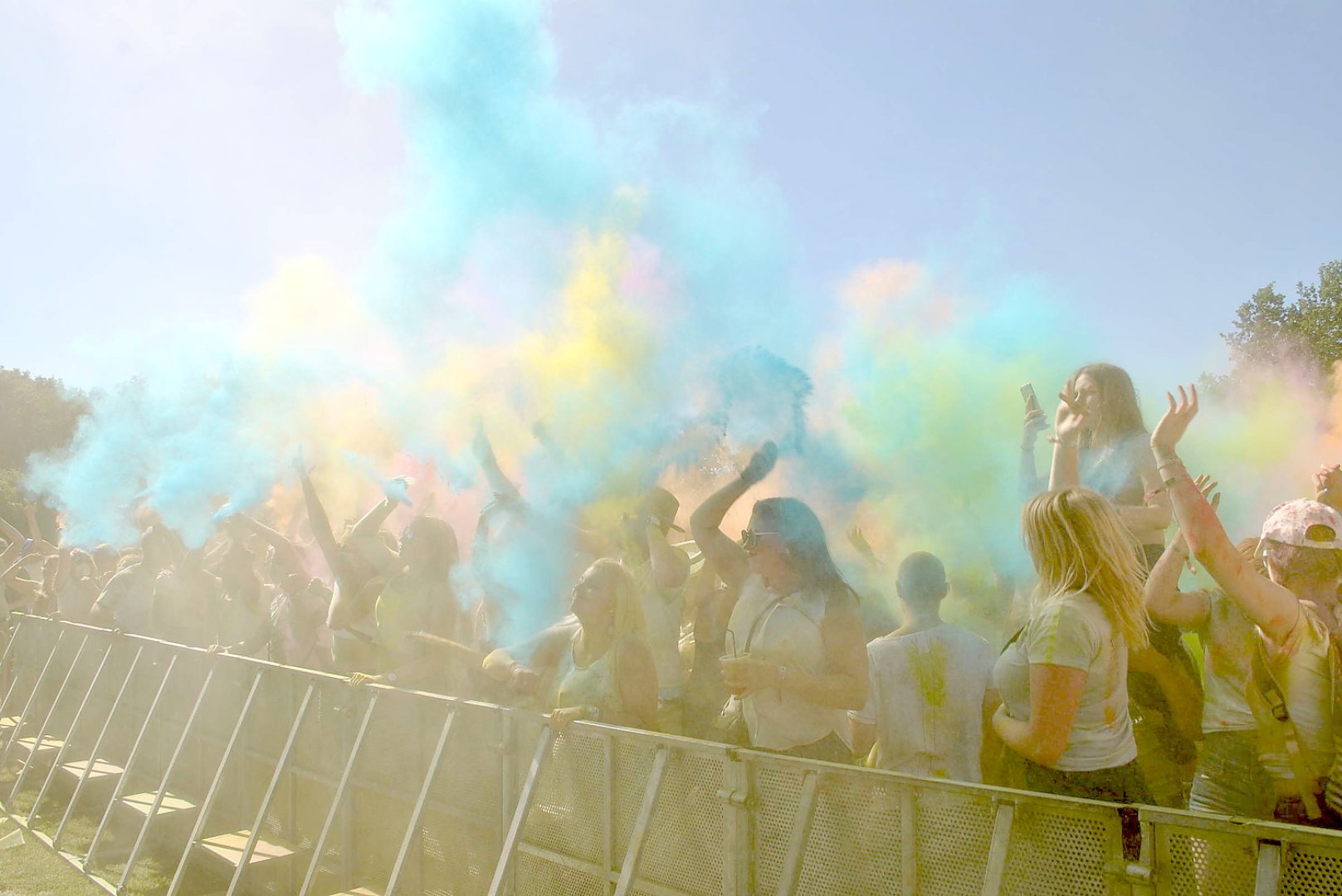 Tausende feiern Holi-Festival in Aurich - Bild 1