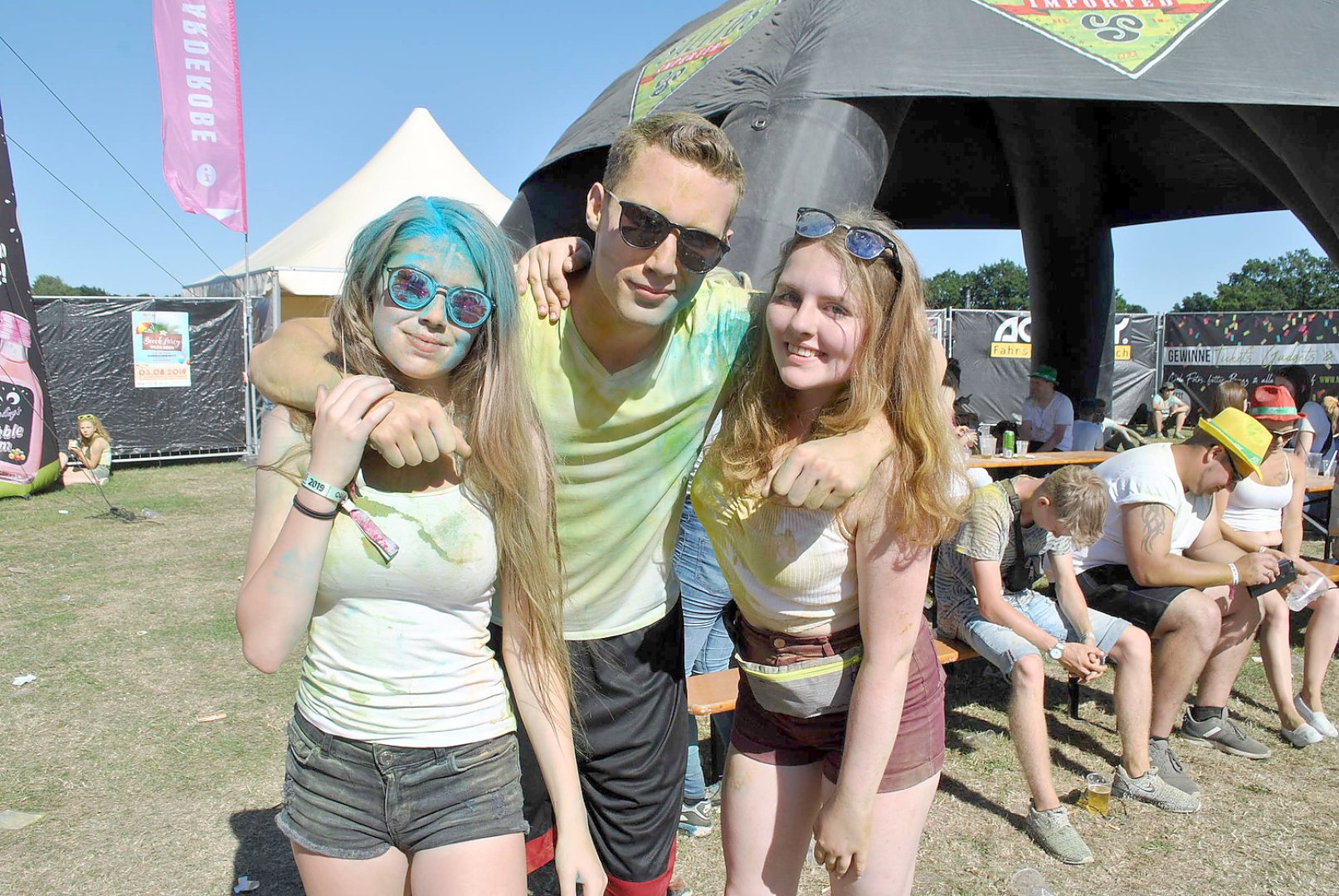 Tausende feiern Holi-Festival in Aurich - Bild 2