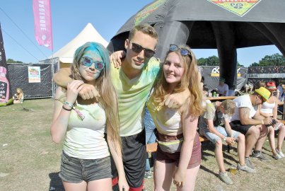 Tausende feiern Holi-Festival in Aurich - Bild 2