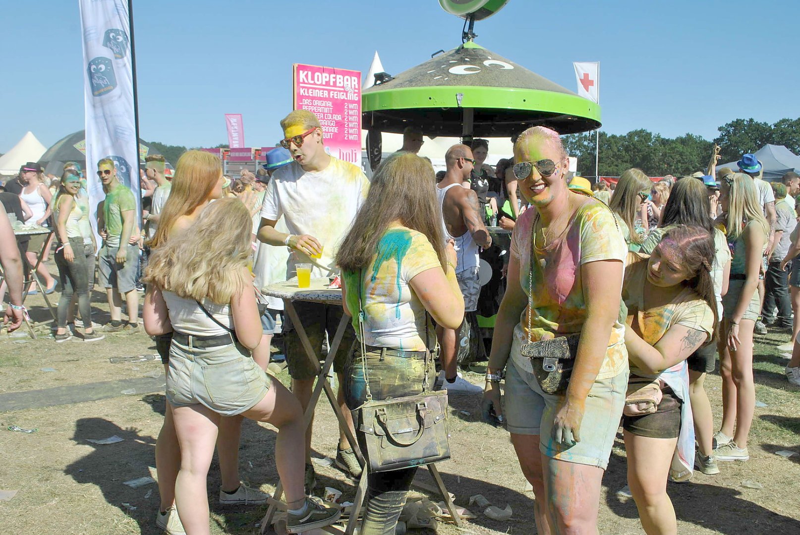 Tausende feiern Holi-Festival in Aurich - Bild 3