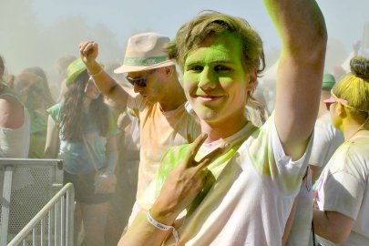 Tausende feiern Holi-Festival in Aurich - Bild 5