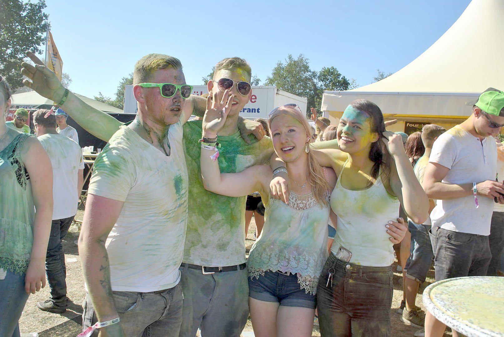 Tausende feiern Holi-Festival in Aurich - Bild 6