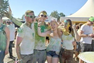 Tausende feiern Holi-Festival in Aurich - Bild 6