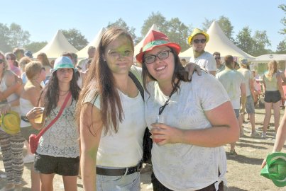 Tausende feiern Holi-Festival in Aurich - Bild 7