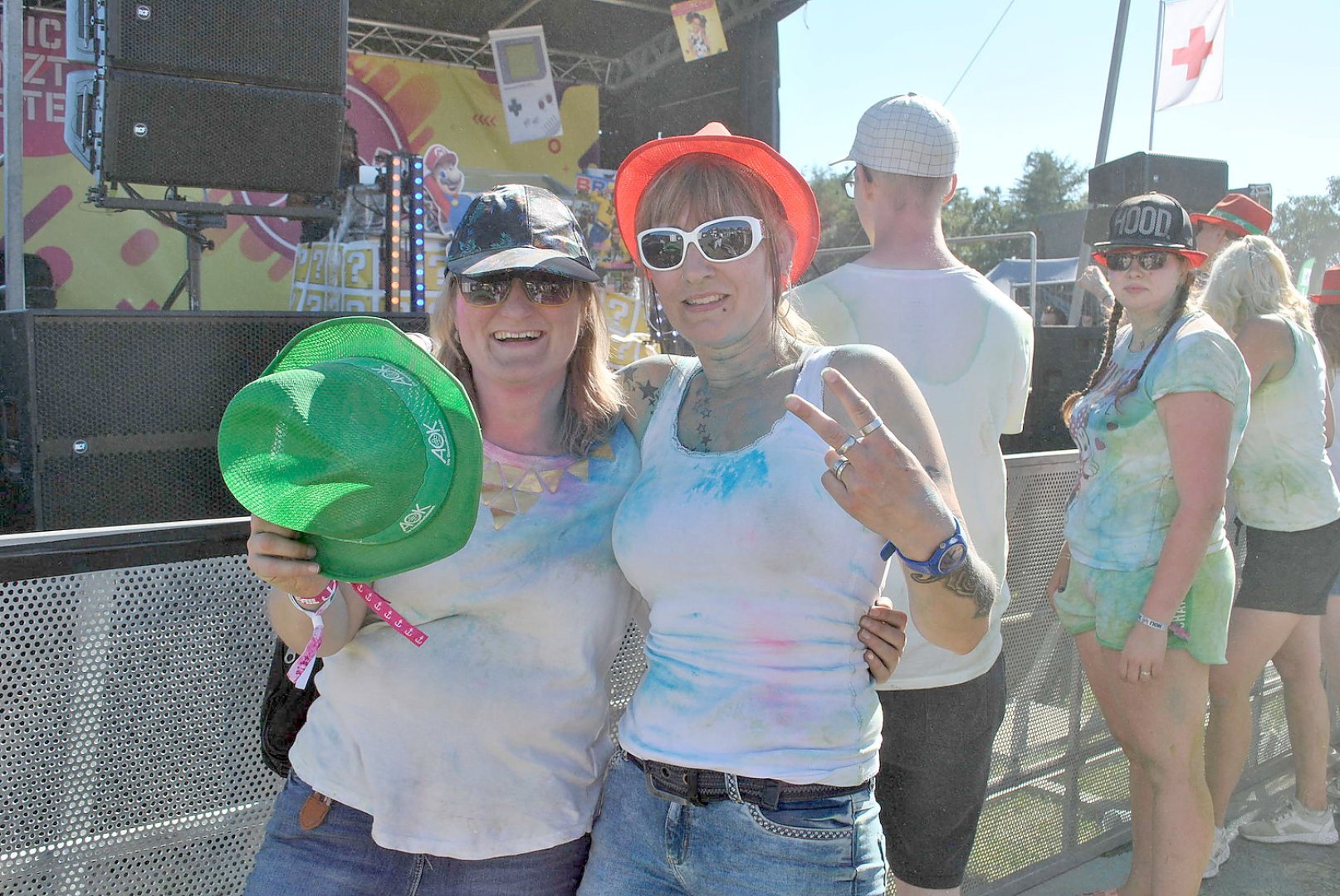 Tausende feiern Holi-Festival in Aurich - Bild 8