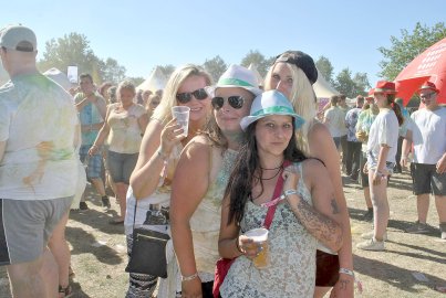 Tausende feiern Holi-Festival in Aurich - Bild 9