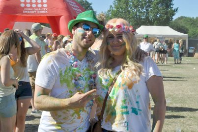 Tausende feiern Holi-Festival in Aurich - Bild 10