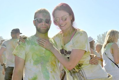 Tausende feiern Holi-Festival in Aurich - Bild 11