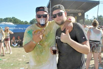 Tausende feiern Holi-Festival in Aurich - Bild 12