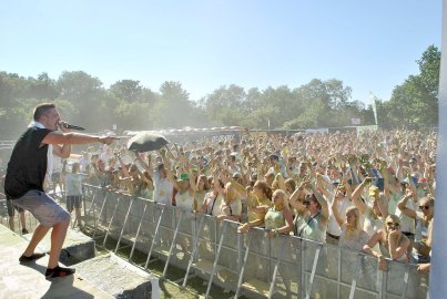 Tausende feiern Holi-Festival in Aurich - Bild 13