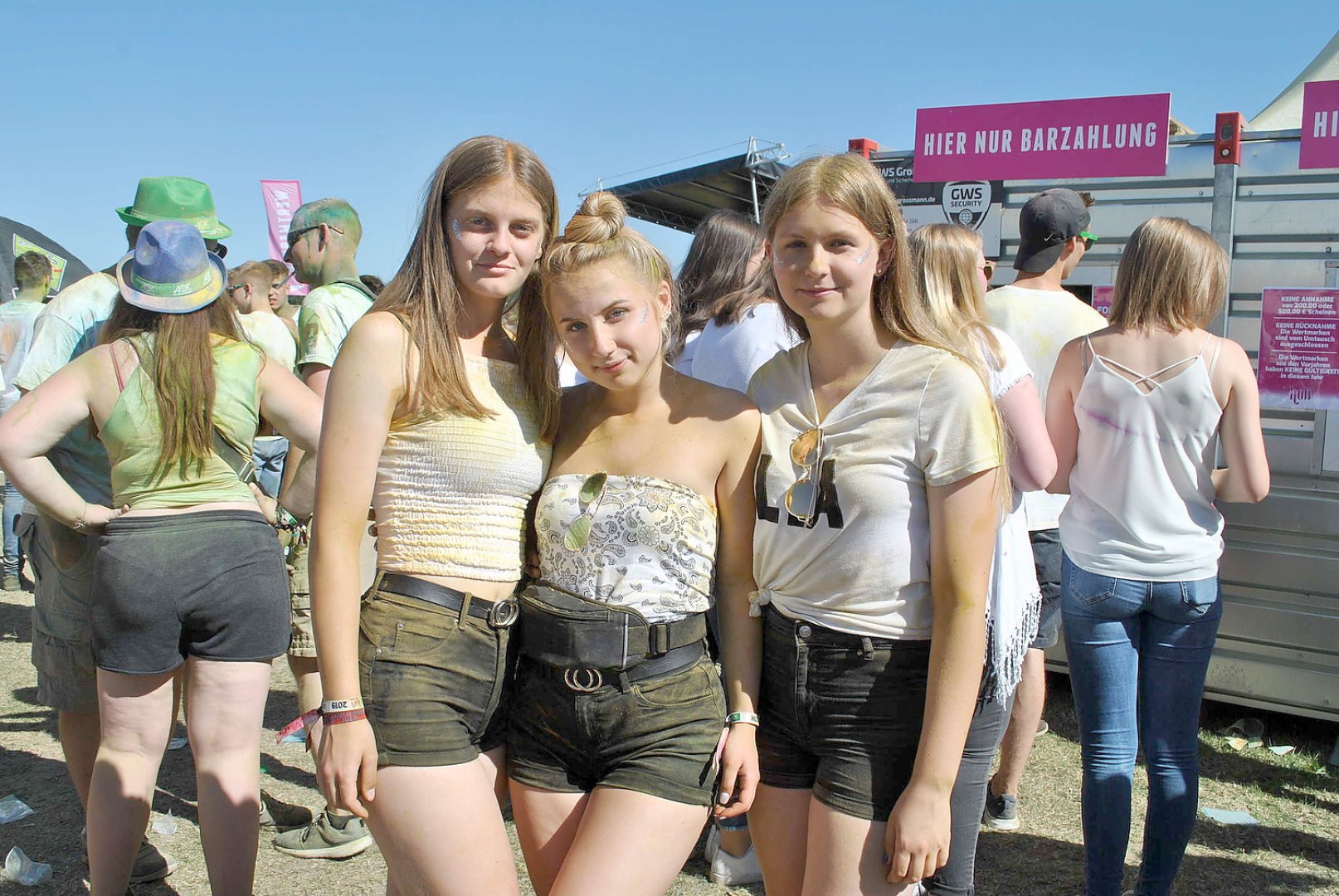 Tausende feiern Holi-Festival in Aurich - Bild 14
