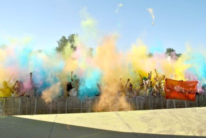 Tausende feiern Holi-Festival in Aurich - Bild 16