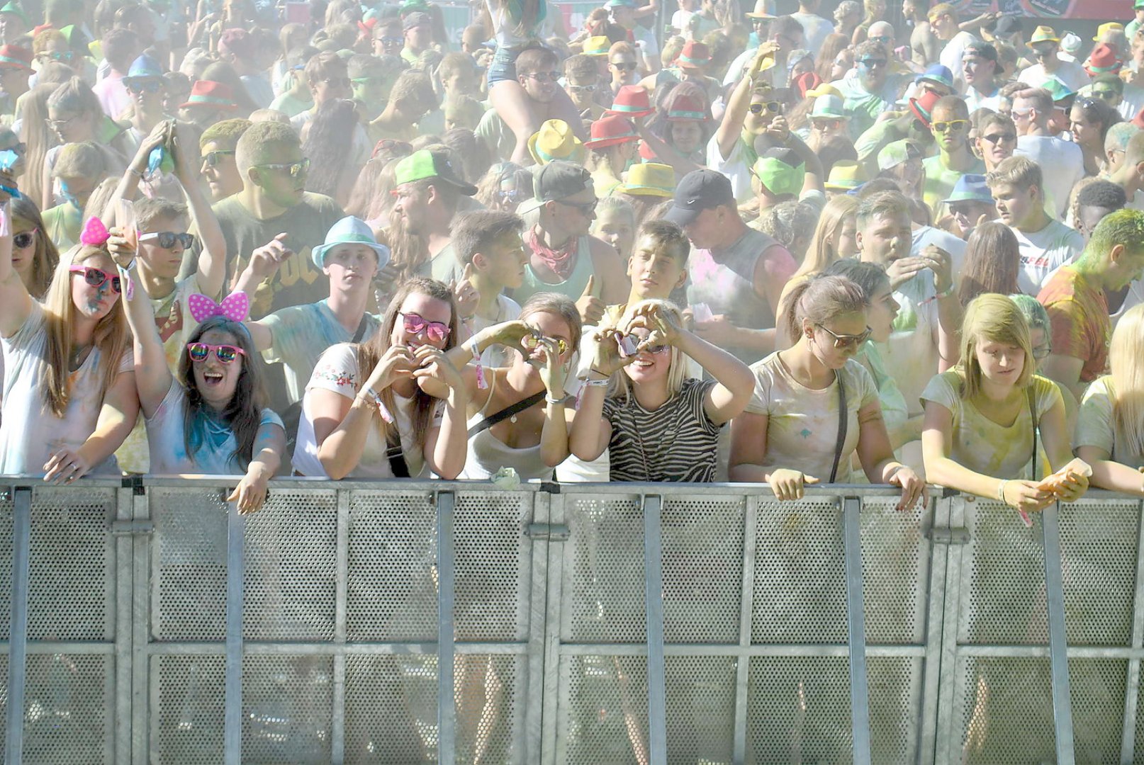 Tausende feiern Holi-Festival in Aurich - Bild 17