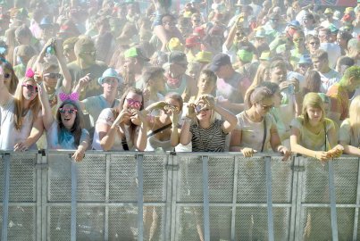 Tausende feiern Holi-Festival in Aurich - Bild 17