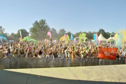 Tausende feiern Holi-Festival in Aurich - Bild 18