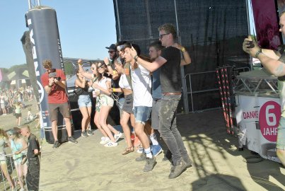 Tausende feiern Holi-Festival in Aurich - Bild 19